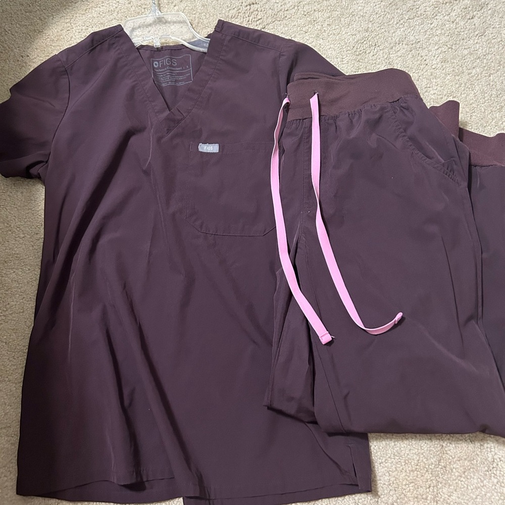 Figs scrub set in the color dark fig